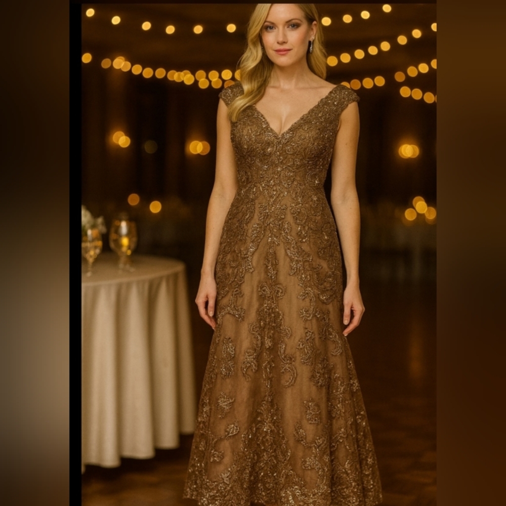 Elegant Lace Evening Gown, By Evonne D for Mon Cherie - Picture 2 of 13